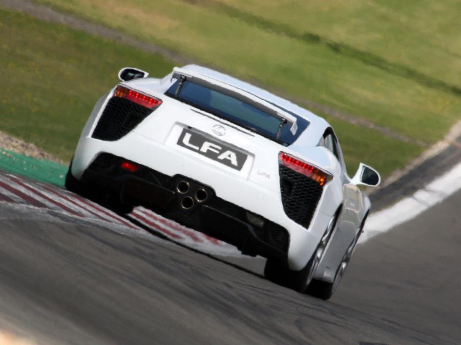  Lexus LF-A 2010 года  (JP) (фото 2 из 10)